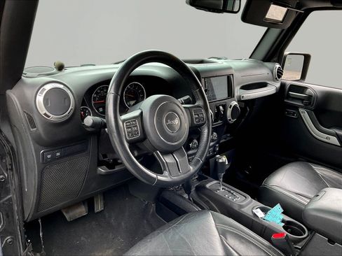 Used 2015 Jeep Wrangler Unlimited Rubicon w/ Dual Top Group AWD/4WD image 17