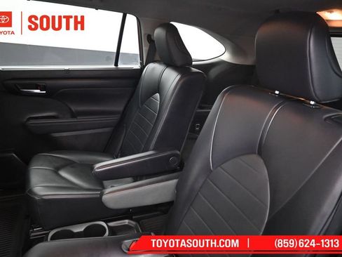 Used 2021 Toyota Highlander XLE AWD/4WD image 25