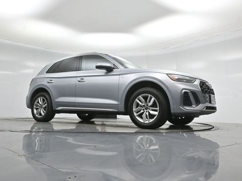 Used 2023 Audi Q5 2.0T Premium w/ Convenience Package image 4