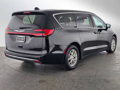 Used 2024 Chrysler Pacifica Touring-L FWD image 3
