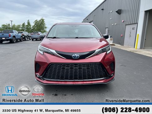 Used 2021 Toyota Sienna XSE AWD/4WD image 2