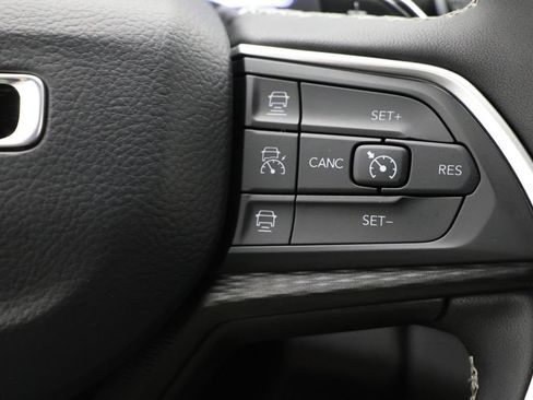 Used 2025 Jeep Grand Cherokee Altitude AWD/4WD image 19