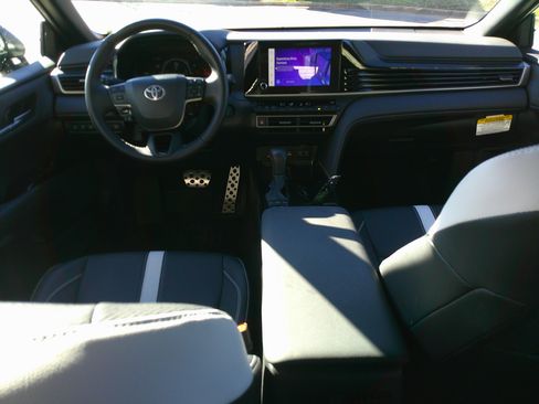 Used 2025 Toyota Camry SE image 30