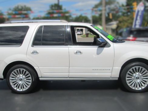 Used 2015 Lincoln Navigator Luxury image 3