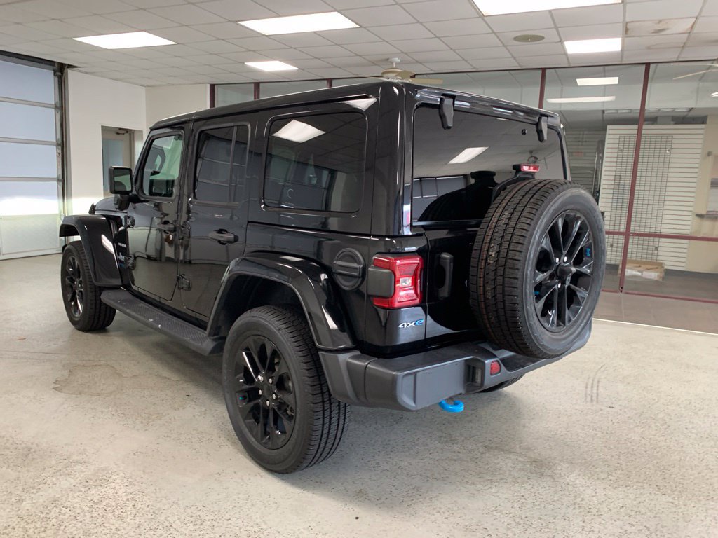 Used 2022 Jeep Wrangler Unlimited Sahara w/ Cold Weather Group AWD/4WD image 3