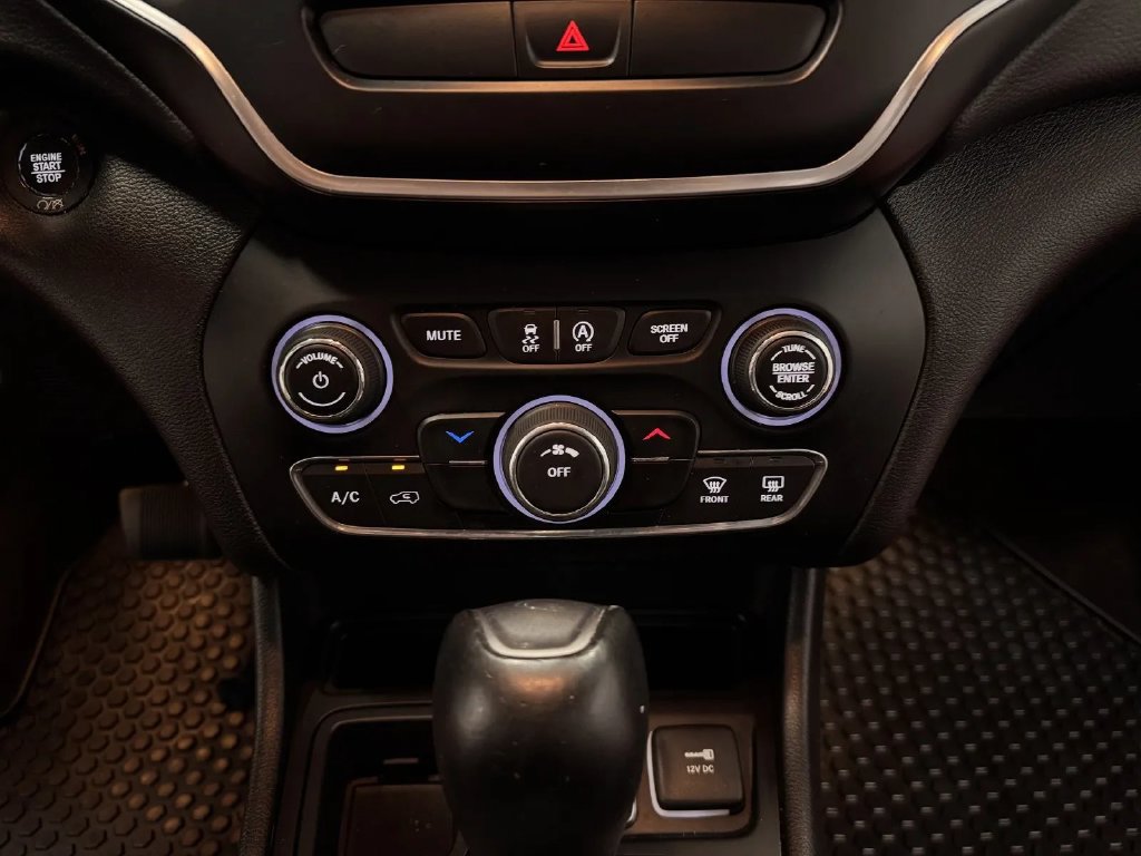 Used 2019 Jeep Cherokee Latitude Plus FWD image 33
