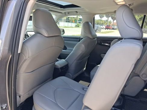 Used 2022 Toyota Highlander XLE FWD image 5