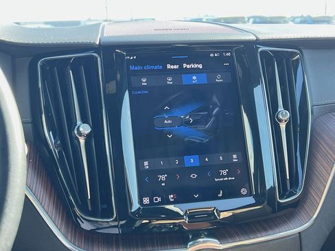 Certified 2023 Volvo XC60 B5 Ultimate w/ Climate Package image 21