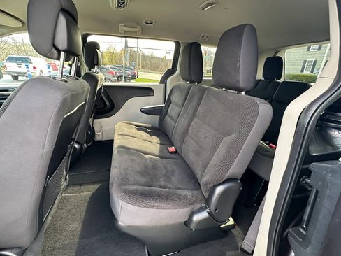 Used 2019 Dodge Grand Caravan SE w/ UConnect Hands-Free Group image 16