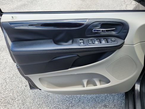 Used 2019 Dodge Grand Caravan SXT FWD image 12