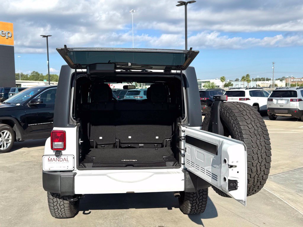 Used 2016 Jeep Wrangler Unlimited Sahara w/ Connectivity Group AWD/4WD image 19