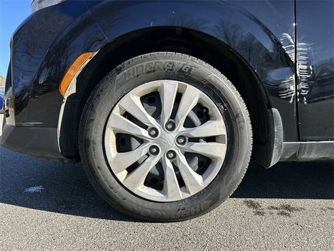 Used 2022 Kia Soul LX image 11