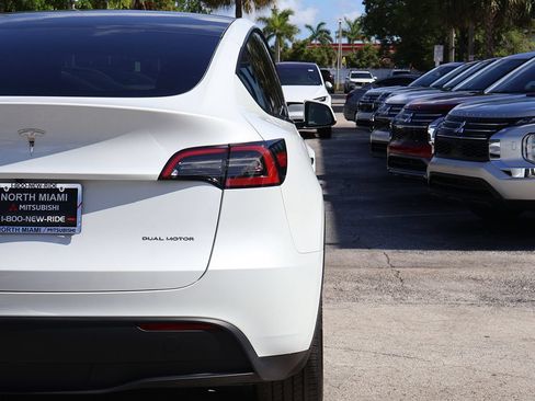 Used 2023 Tesla Model Y Long Range AWD/4WD image 17