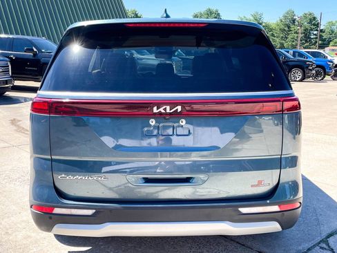 Used 2022 Kia Carnival EX FWD image 8
