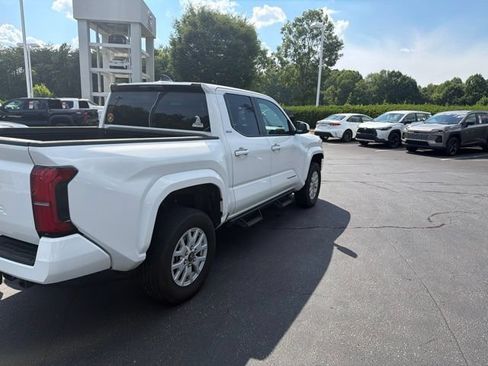 Used 2024 Toyota Tacoma SR5 AWD/4WD image 7