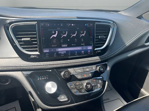 Used 2025 Chrysler Pacifica Limited FWD image 29