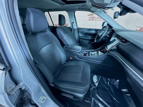 Used 2023 Jeep Grand Cherokee Laredo w/ Luxury Tech Group I AWD/4WD image 33