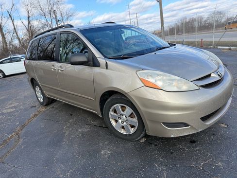 Used 2010 Toyota Sienna LE image 6