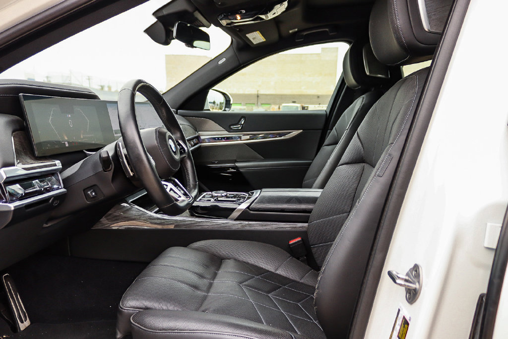 Used 2025 BMW 740i xDrive AWD/4WD image 18
