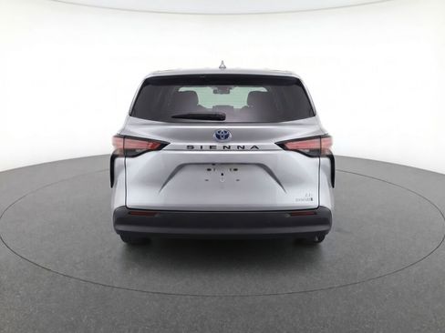 Used 2021 Toyota Sienna LE FWD image 7