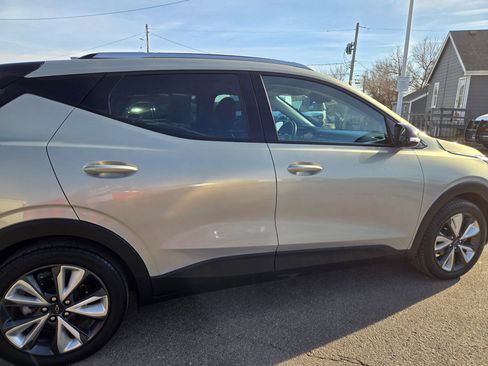 Used 2022 Chevrolet Bolt EUV LT w/ Convenience Package image 9