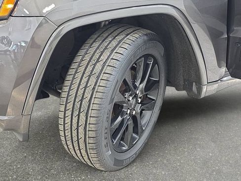 Used 2018 Jeep Grand Cherokee Altitude AWD/4WD image 32