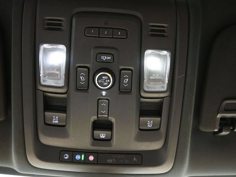 Used 2021 Chevrolet Tahoe Premier w/ Premium Package AWD/4WD image 23