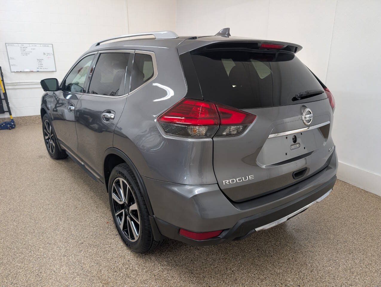 Used 2017 Nissan Rogue AWD image 3
