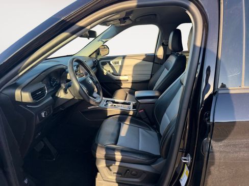 Used 2022 Ford Explorer XLT w/ Equipment Group 202A image 9