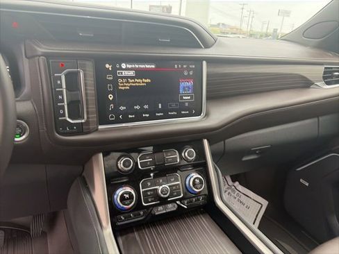 Used 2024 GMC Yukon XL Denali AWD/4WD image 12
