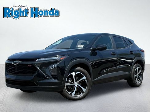 Used 2024 Chevrolet Trax RS w/ Driver Confidence Package FWD image 2