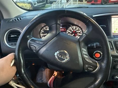 Used 2020 Nissan Pathfinder SL FWD image 2