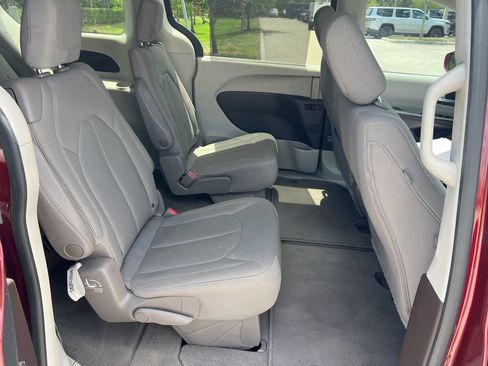 Used 2020 Chrysler Pacifica Touring w/ Advanced Safetytec Group FWD image 37