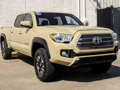 Used 2017 Toyota Tacoma TRD Off-Road AWD/4WD image 6