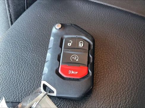 Used 2025 Jeep Wrangler Unlimited Rubicon w/ Convenience Group AWD/4WD image 10