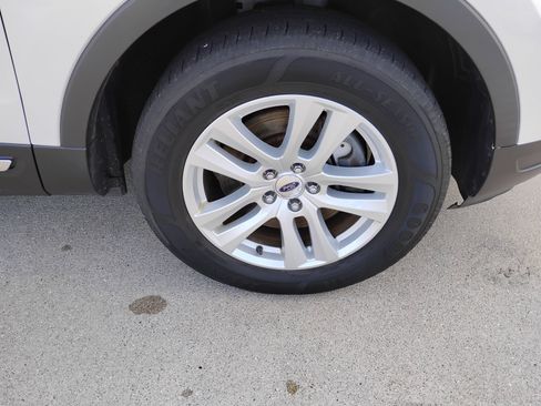 Used 2018 Ford Explorer XLT w/ Equipment Group 202A AWD/4WD image 27