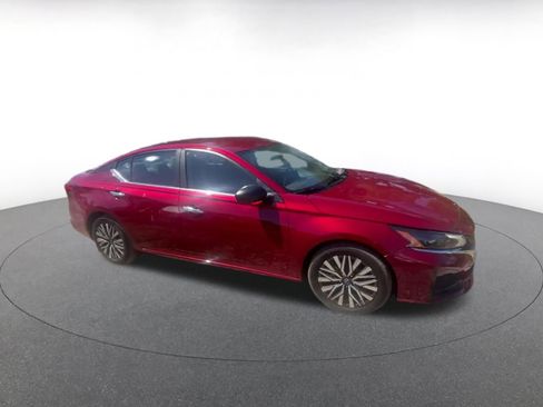 Used 2025 Nissan Altima 2.5 SV FWD image 2