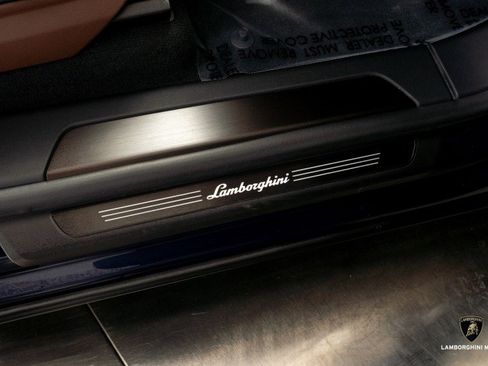 Used 2025 Lamborghini Urus SE image 39