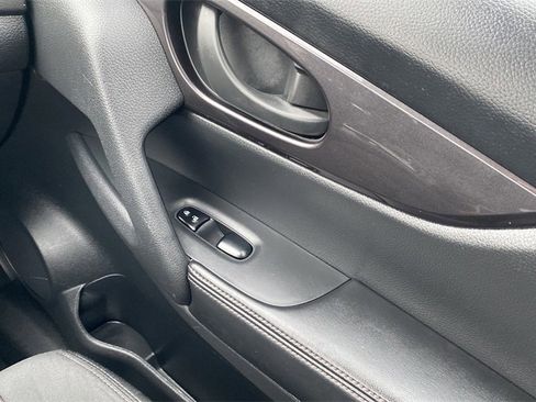 Used 2019 Nissan Rogue S image 21