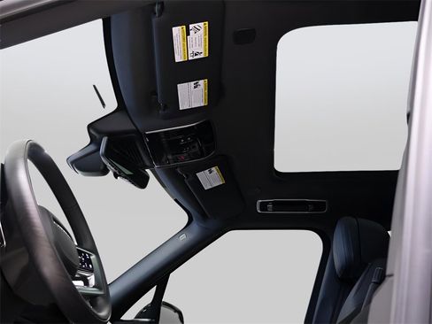 Certified 2025 Land Rover Range Rover SE image 32