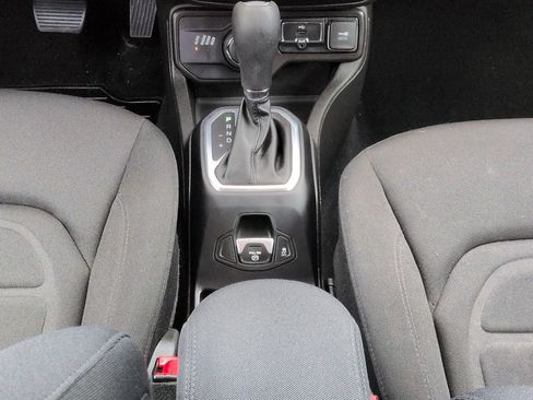 Used 2021 Jeep Renegade Latitude AWD/4WD image 19