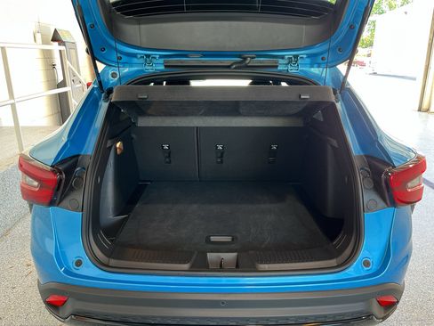 Used 2025 Chevrolet Trax RS w/ Sunroof Package FWD image 8