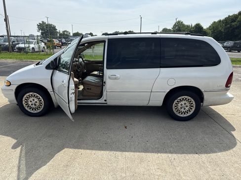 Used 1997 Chrysler Town & Country LXi image 1