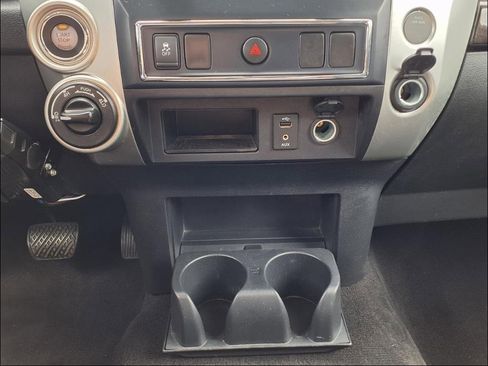 Used 2018 Nissan Titan SV image 23