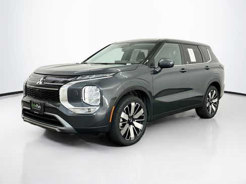 Used 2025 Mitsubishi Outlander AWD image 3