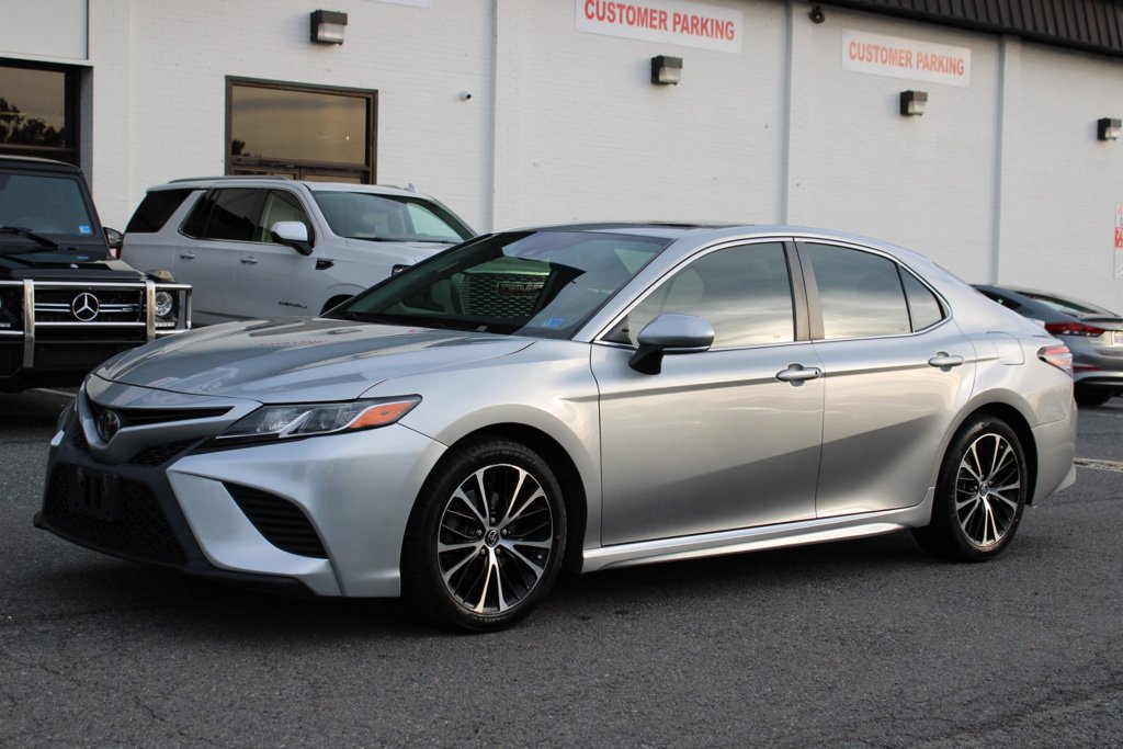 Used 2019 Toyota Camry SE w/ Convenience Package FWD image 3
