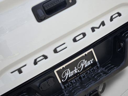 Used 2017 Toyota Tacoma TRD Sport AWD/4WD image 44
