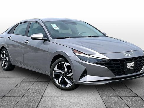 Used 2023 Hyundai Elantra SEL w/ Convenience Package FWD image 2