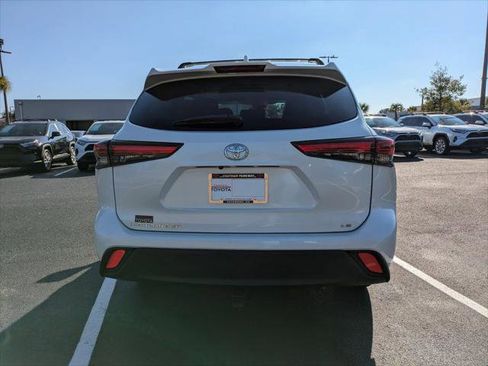 Certified 2020 Toyota Highlander L image 5