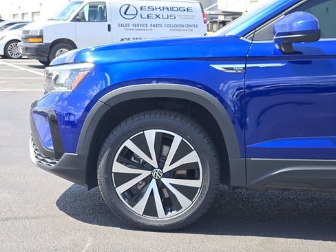 Used 2024 Volkswagen Taos SE FWD image 8